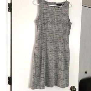 TAHARI dress size 8 excellent condition and with pockets..